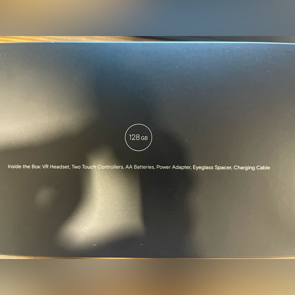 Oculus Quest 128 Gigabytes and Travel Case - Picture 4 of 11